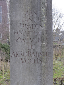 907203 Afbeelding van een ‘gedichtenzuil’ van de beeldhouwster Britt Nelemans in de Tivolituin (tussen Kruisstraat en ...